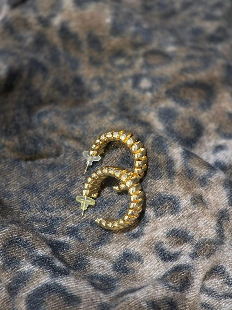 گوشواره نیم حلقه چین دار