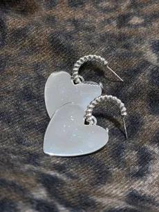 گوشواره قلب نقره‌ای رنگ