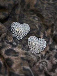 گوشواره قلب تراش خورده برجسته نقره‌ای رنگ
